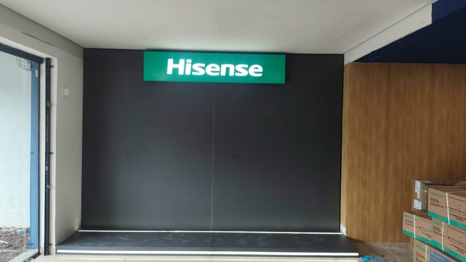 Fotografia de cenografia e comunicação visual da Hisense em Campinas