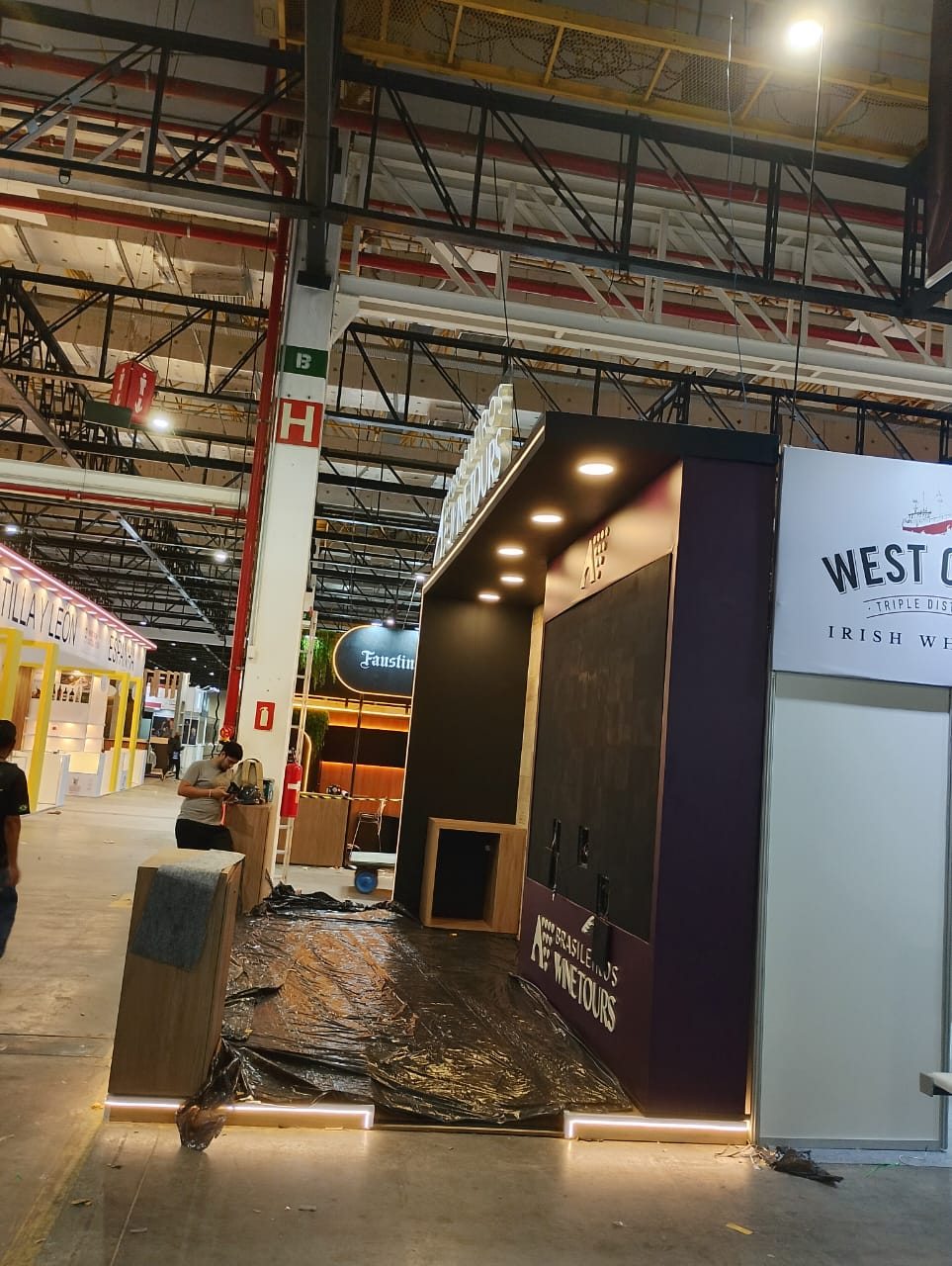 Fotografia de montagem do estande ProWine São Paulo 2026